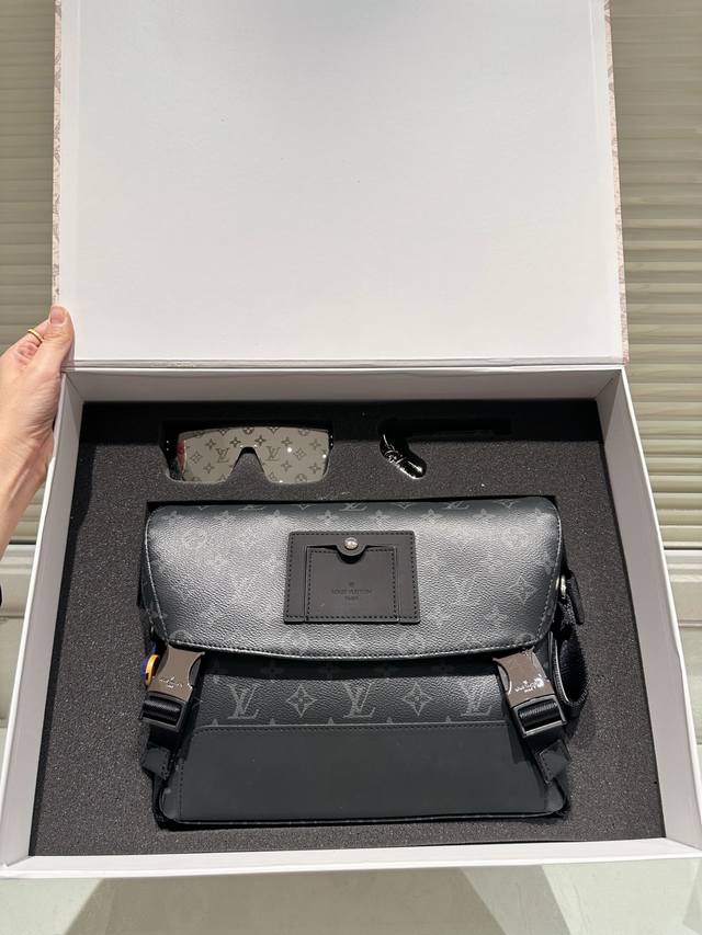 Set LV messenger bag sunglasses charm The messenger bag is truly a timeless piec