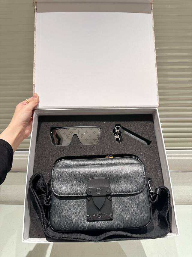 Set LV messenger bag sunglasses charm The messenger bag is truly a timeless piec
