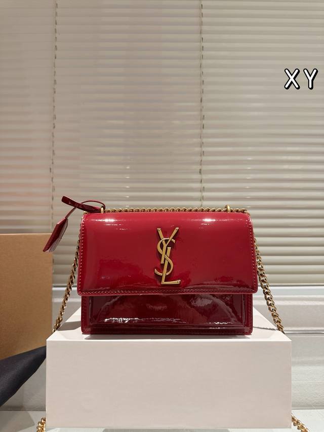 YSL Sunset Bag (Ddd) The YSL Sunset bag, medium size, is made of calfskin with a