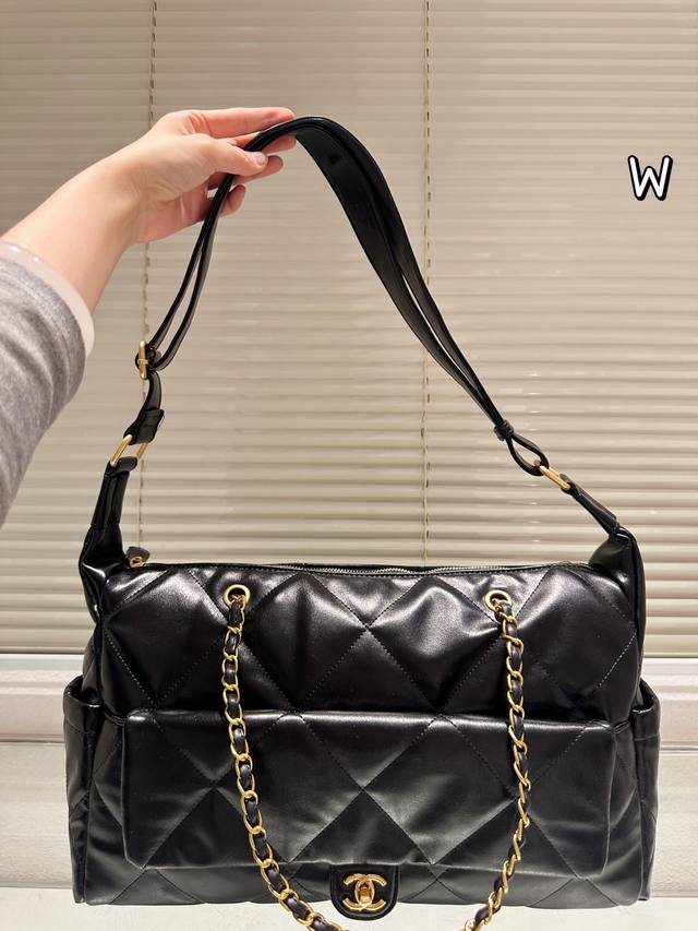 Chanel crossbody/underarm bag. Effortlessly chic and easy to carry. A delightful