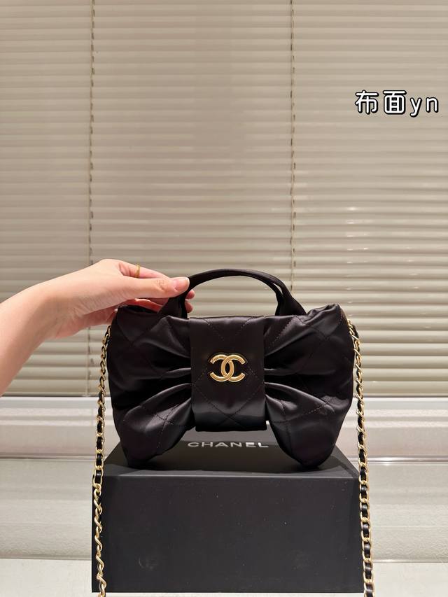 Comes with box. Size: 25.15cm. Fabric Chanel 25K new bow chain bag.