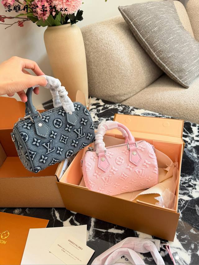 LV Speedy Pillow Bag (Ddd) The LV Speedy Pillow Bag features the classic Monogra