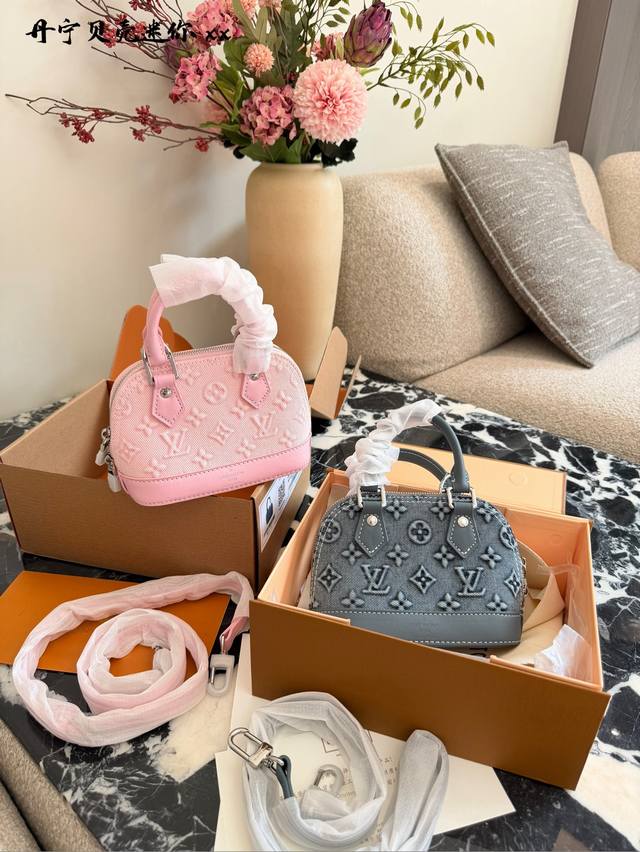 LV Neo Alma Bb Shell Bag (Ddd) The LV Neo Alma Bb shell-shaped Monogram embossed