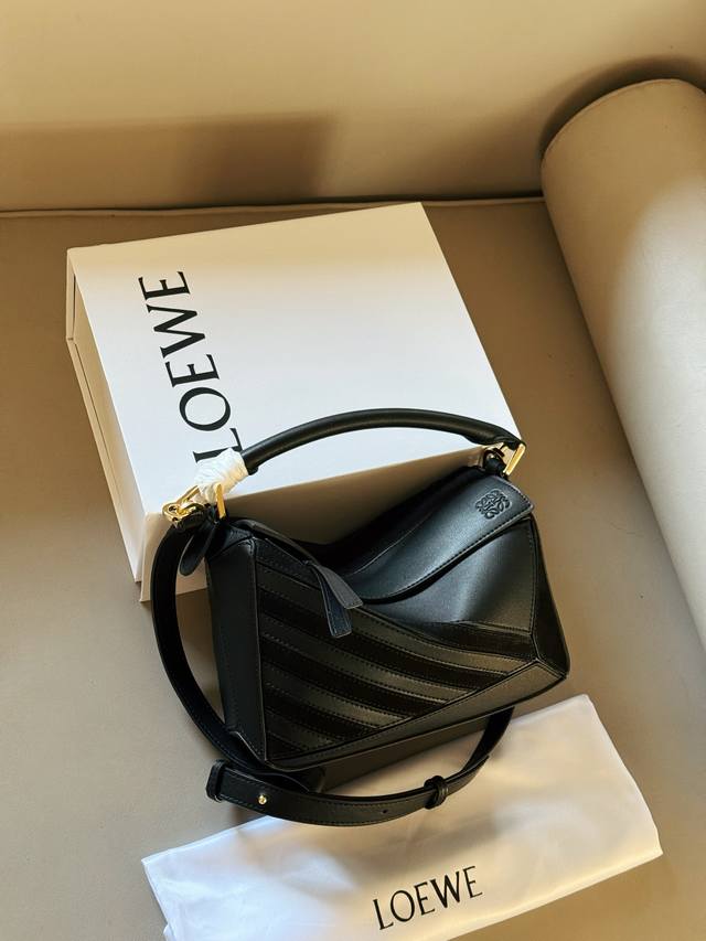 Boxed Leather Size: 24*15cm The Loewe Geometric Puzzle Bag is truly a must-have.
