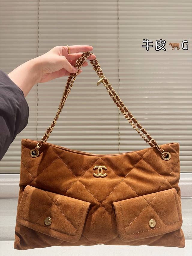 Chanel 25K Suede Hobo Tote Bag (Ddd) This Chanel 25K black and gold Hobo tote ba