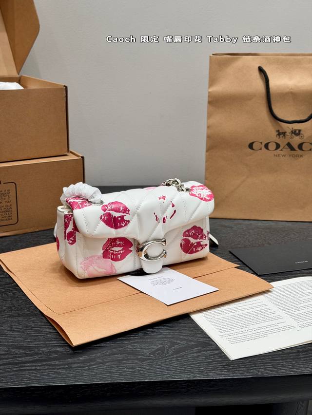 Comes with a folding box. Size: 20.12cm. Coach Quilted Tabby. Valentine's Day Li