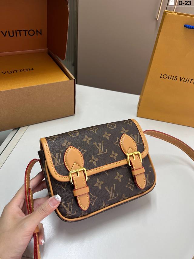 Lv New Satchel Messenger Bag! The new Satchel mini messenger bag exudes a retro,