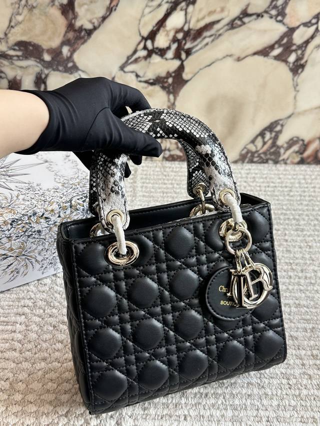 Comes with box four-compartment wide shoulder strap Size: 17cm 21cm Lady is back