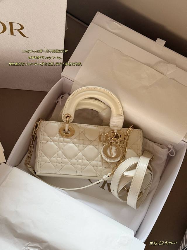 Lambskin leather bag with box. Size: 22*12cm. Horizontal Dior Lady Dior bag. The