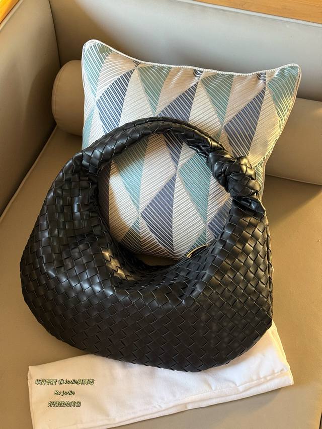 No box Size: 50cm (Medium width * 30cm) My favorite bag of the year is definitel