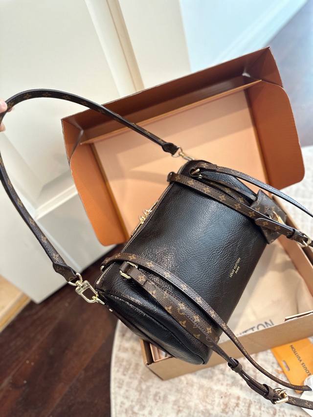 Foldable gift box packaging LV Express, retro and textured This one is made of g