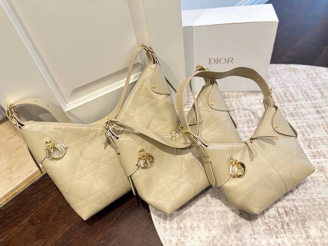 Foldable gift box packaging. The Dior Voyage bag has a great feel to it. It's no