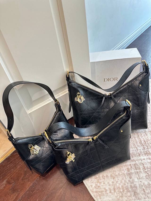 Foldable gift box packaging. The Dior Voyage bag has a great feel to it. It's no