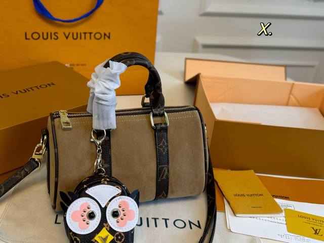 Comes with a box and keychain. Size: 23