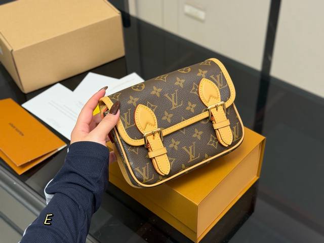 Comes with a folding box/airplane box. Size: 20*14cm. New men's messenger bag! N