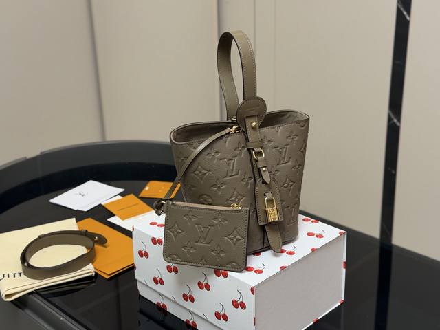 Comes with a folding box. Another hot new vintage LV bag is here! A bag that loo