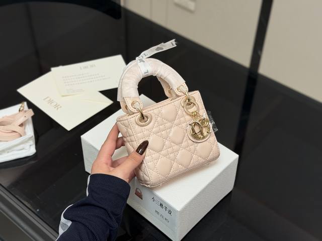 Comes with a box. Size: 13*11cm. This Dior Mini Lady Dior is just sooooo cute! M