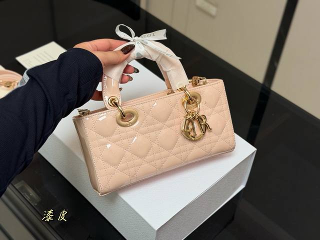 Comes with box Dior Lady patent leather horizontal bag 2025 Dior new bag style T
