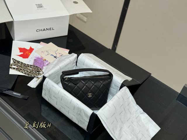 Comes with a folding box. Size: 15.13cm. Chanel Hobo Lunch Box (also known as th