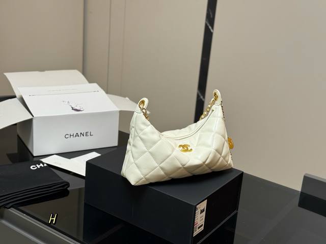 Comes with a folding box. Chanel 2025 new style. The popular 25 Bag, I like the
