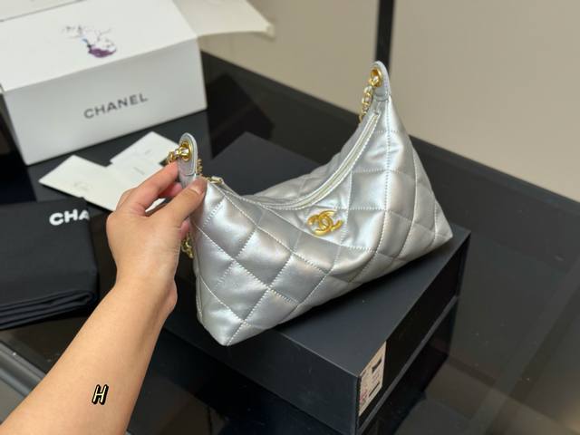 Comes with a folding box. Chanel 2025 new style. The popular 25 Bag, I like the