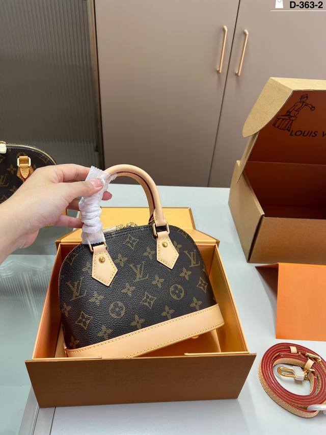 Chip version Lv Louis Vuitton shell bag Super soft to the touch and looks amazin