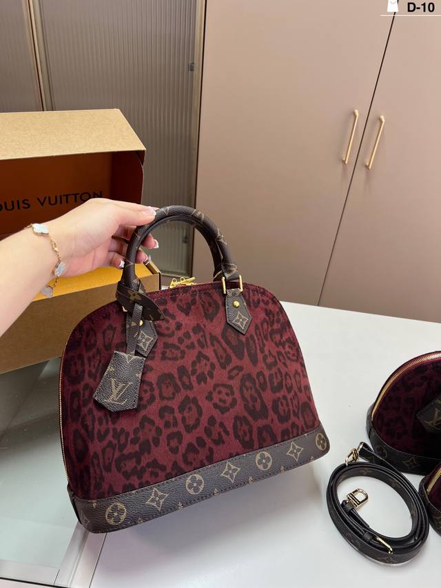 Large Louis Vuitton Leopard Print Shell Bag Super soft to the touch and looks am