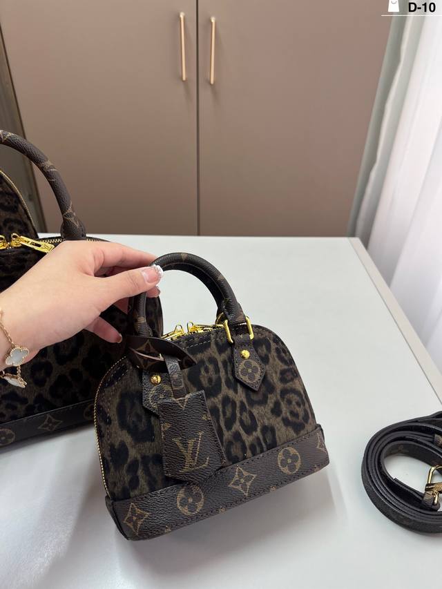Small Louis Vuitton Leopard Print Shell Bag Super soft to the touch and looks am