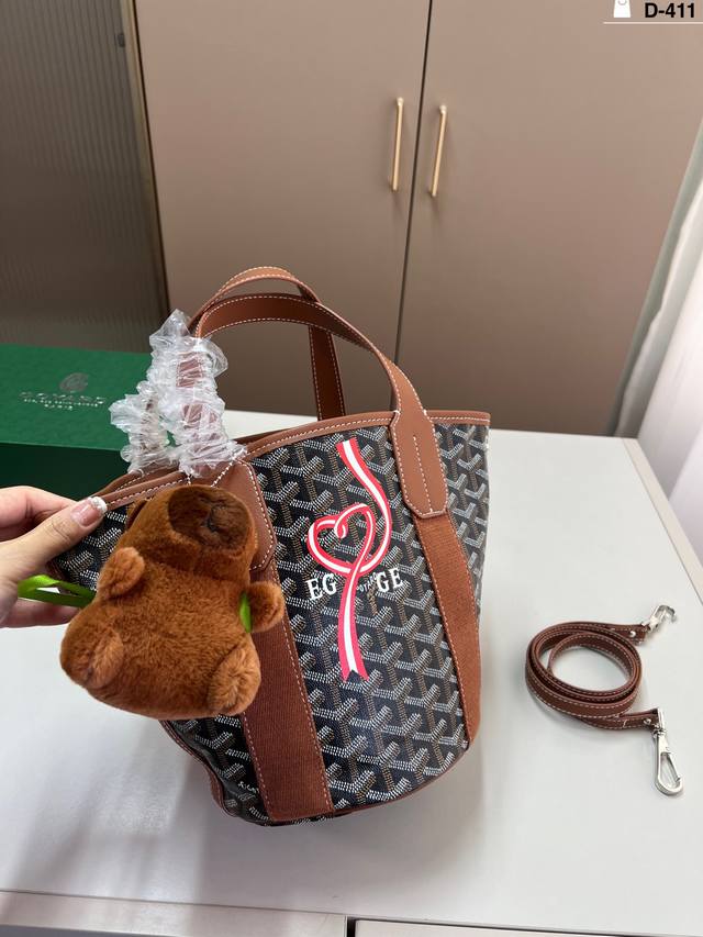 Random pendant Goyard Belharra beach bag | A must-have for vacation styling, com