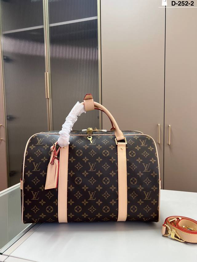 LV Travel Bag A stylish and spacious travel bag Classic design, elegant and unis