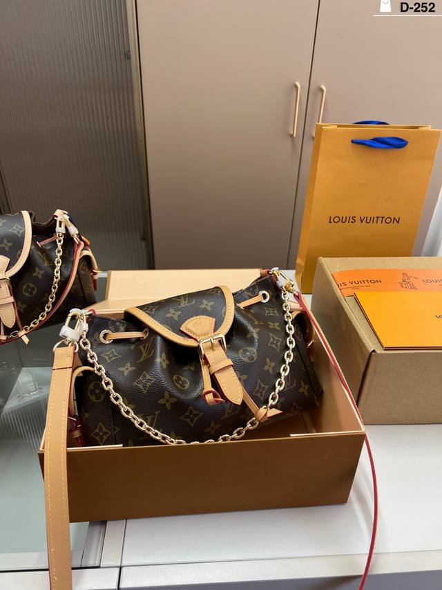 Louis Vuitton New Odyssee Chain Shoulder Bag Features a hidden clasp and adjusta