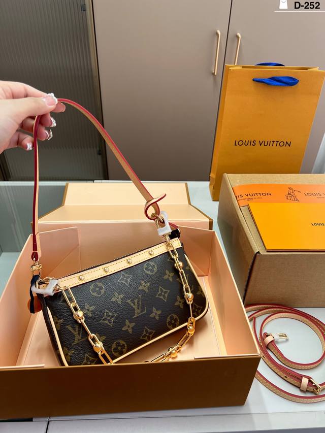 Color-changing leather Louis Vuitton mahjong bag (Ivy). The actual product will