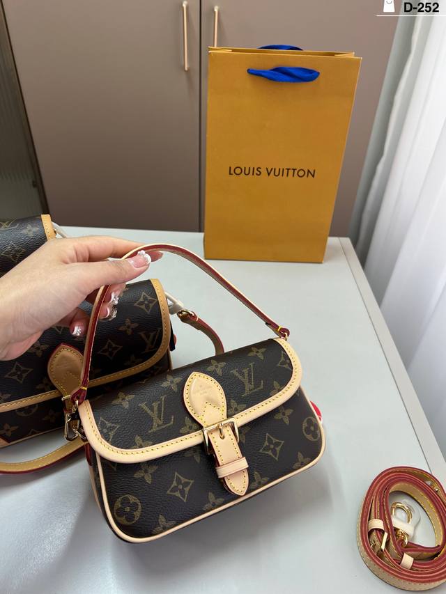 Mini Mini Color-Changing Leather Bagdeo Bag The bagdeo bag is really beautiful a