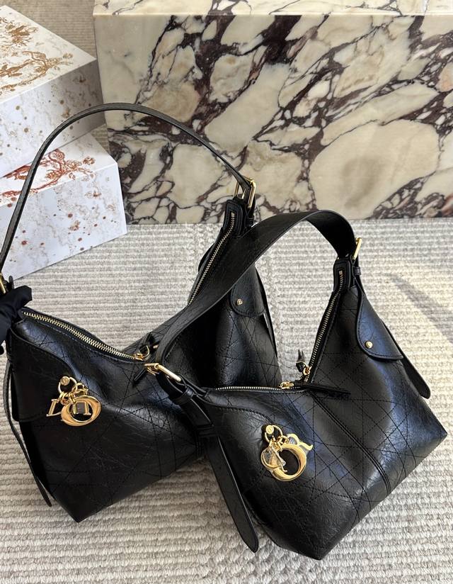 New Dior Voyage handbag, so cool! The new shape is sporty and exudes an irresist