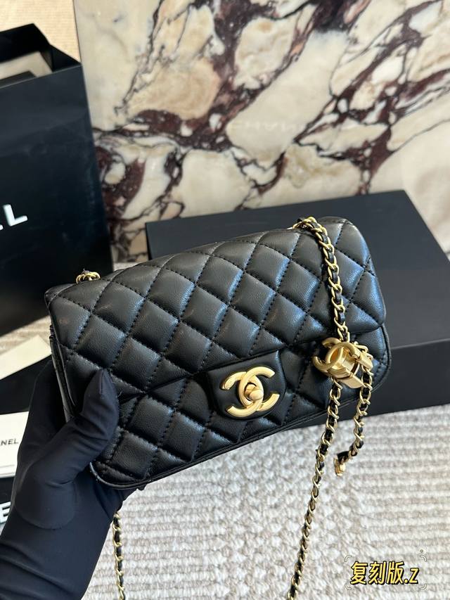 Box included. Size: 20*12cm. Upgraded version. Chanel CF20 black gold ball lipst