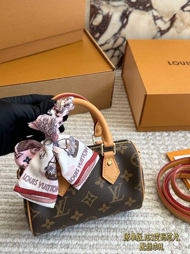 Original single-piece version with box and original single-piece scarf. Size: 16