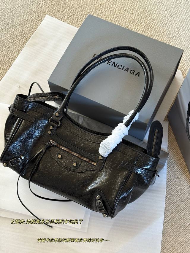Comes with box. Size: 32*19cm. This Balenciaga Le City motorcycle bag is so comf