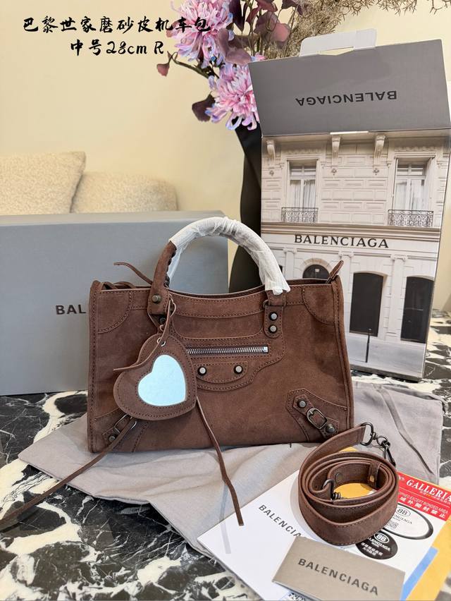 Balenciaga's suede motorcycle bag is so stylish! Wearing it instantly gives you