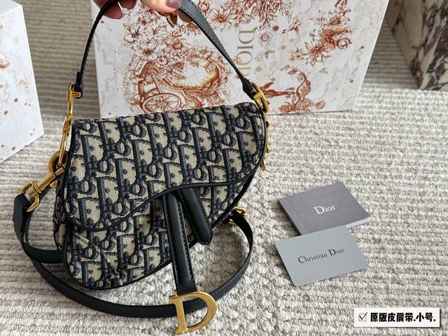 Comes with box and leather shoulder strap. Size: 25cm*20cm (Large), 18cm*15cm (S
