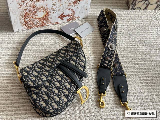 Comes with box and Roman shoulder strap. Size: 25cm*20cm (Large), 18cm*15cm (Sma