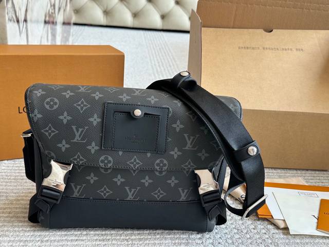 LV Messenger Bag Top-tier replica, a must-have men's bag for trendy men. Classic