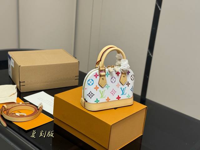 Comes with a folding box/airplane box. Size: 17*12cm. Small. LV Alma shell bag.