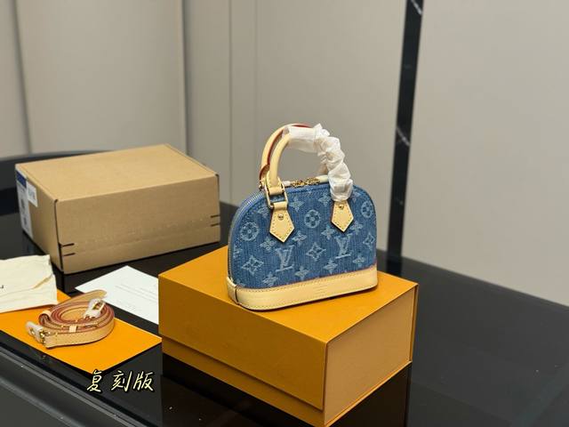Comes with a folding box/airplane box. Size: 17*12cm. Small. LV Alma shell bag.