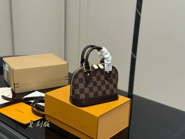 Comes with a folding box/airplane box. Size: 17*12cm. Small. LV Alma shell bag.