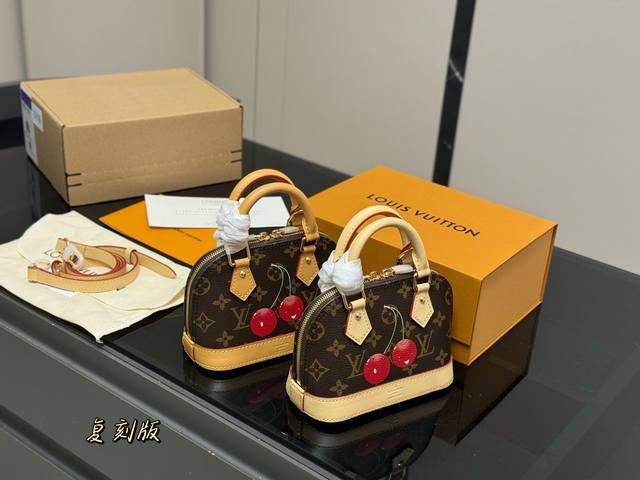 Comes with a folding box/airplane box. Size: 17*12cm. Small. LV Alma shell bag.