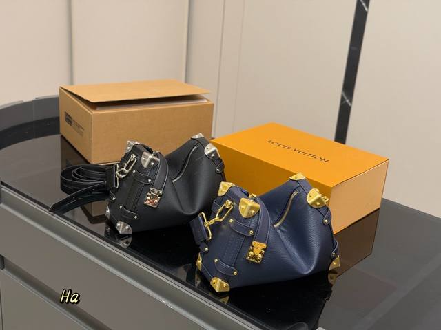 Comes with a folding box/airplane box. Size: 23*16cm. A super trendy new bag! Gu