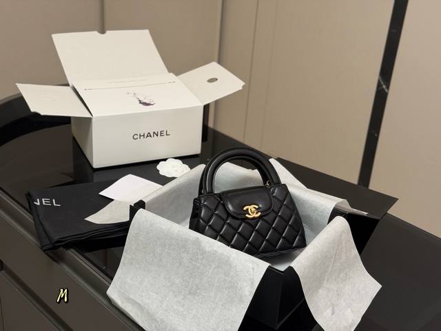 Comes with a folding box/airplane box. Size: 20*12cm. Chanel 23K Kelly bag. The