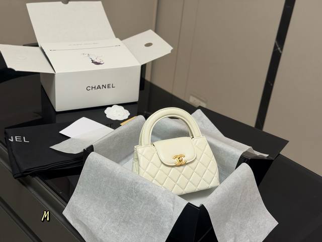 Comes with a folding box/airplane box. Size: 20*12cm. Chanel 23K Kelly bag. The