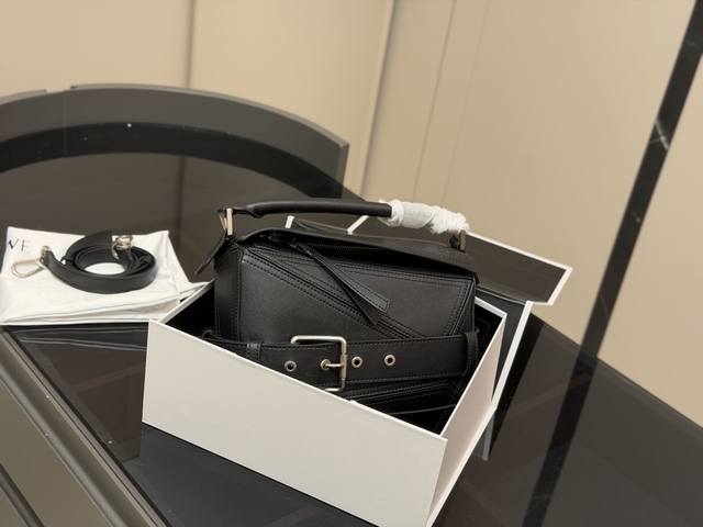 Comes with box, cowhide leather. Size: 24*15cm. Loewe Puzzle geometric bag. A mu