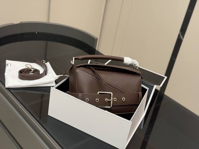 Comes with box, cowhide leather. Size: 24*15cm. Loewe Puzzle geometric bag. A mu